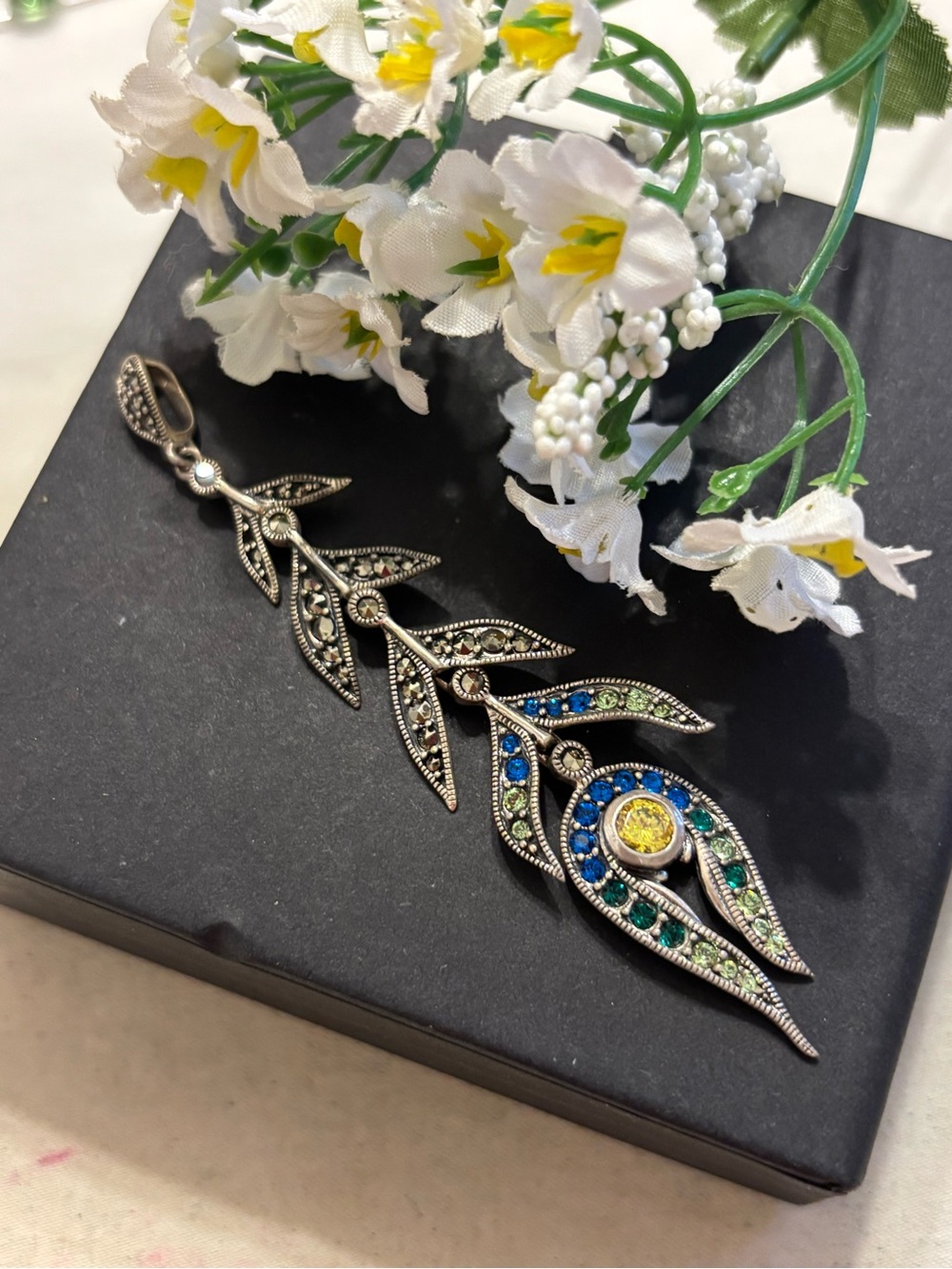 💎 Vintage-Style Multicolor Crystal Leaf/Peacock Feather Drop Pendant Necklace